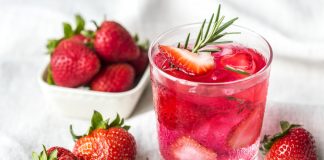 Suc racoritor de vara din lamaie si capsuni bogat in vitamine si minerale