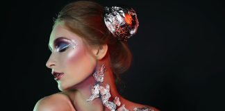 Cele mai interesante idei de machiaj cu strasuri la moda in 2014