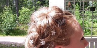 Tendintele din aceasta vara - coafuri stilizate cu brose si alte accesorii