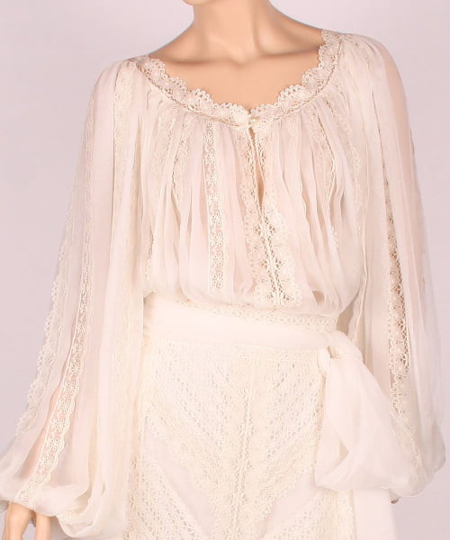 Bluză cu voal și inserții din dantelă, Foto: costumepopulare.wordpress.com