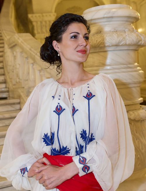 Bluză cu voal de mătase naturală și broderie, Foto: costumepopulare.wordpress.com