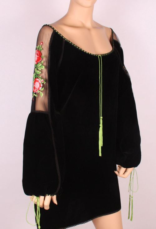 Bluză din catifea cu dantelă și broderie, Foto: costumepopulare.wordpress.com