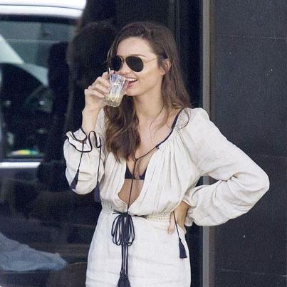 Bluză elegantă la Miranda Kerr, creație Tom Ford, Foto: marjahosk.blogspot.com