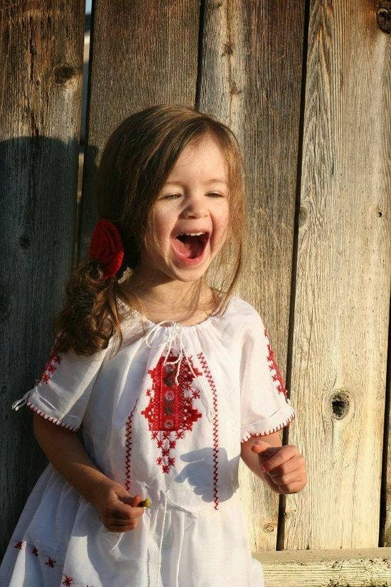 Bluză tradițională românească pentru fetițe, Foto: laisladegrandejatte.blogspot.ro