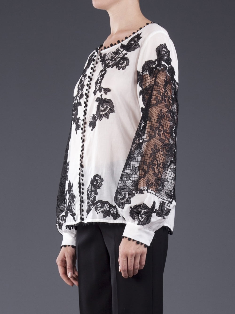 Ia albă cu broderie neagră, creație Oscar de la Renta, Foto: lyst.com