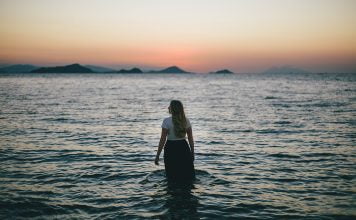 Mersul prin apa mării te ajută să arzi caloriile în plus