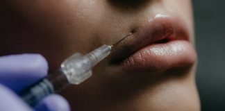 Botox-ul folosit în cosmetică pentru eliminarea ridurilor este o neurotoxina secretată de bacteria Clostridium botulinum Botox-ul folosit în cosmetică pentru eliminarea ridurilor este o neurotoxina secretată de bacteria Clostridium botulinum