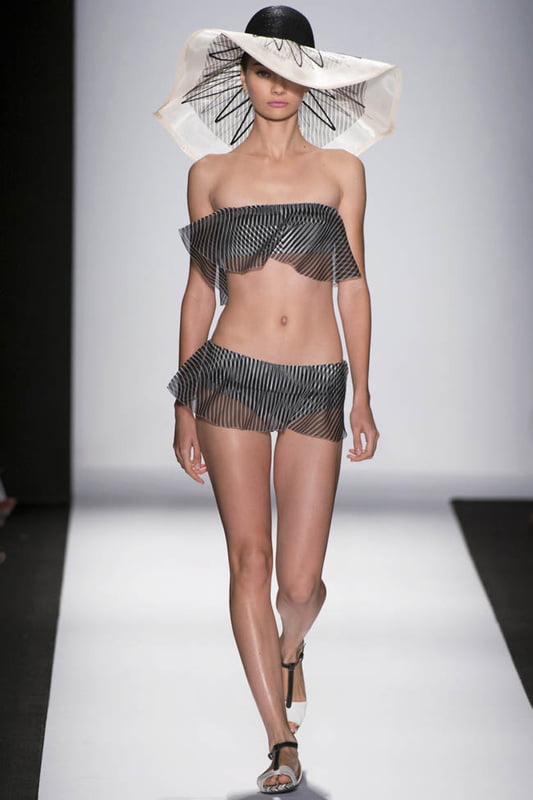 Pălărie elegantă de vară, creație Carolina Herrera, Foto: backyardopera.com