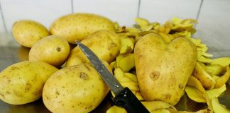 Sucul de cartofi cruzi, remediu naturist pentru arsurile solare