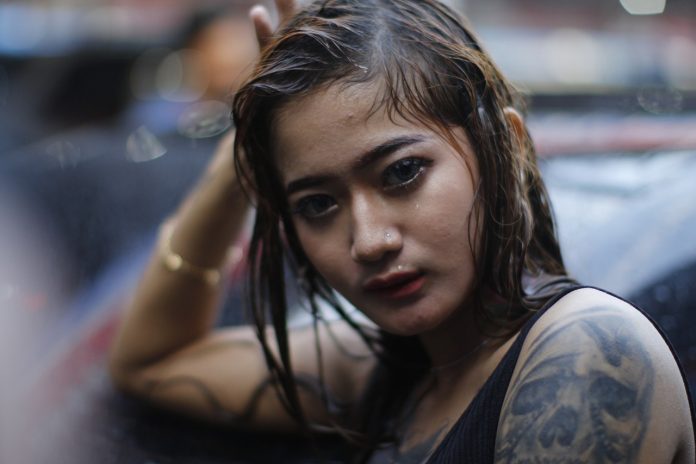 Tendințele din acest an la coafuri - părul ușor umed