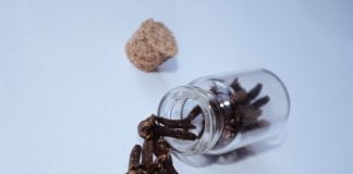 Uleiul de cuișoare te scapă de durerea de dinți