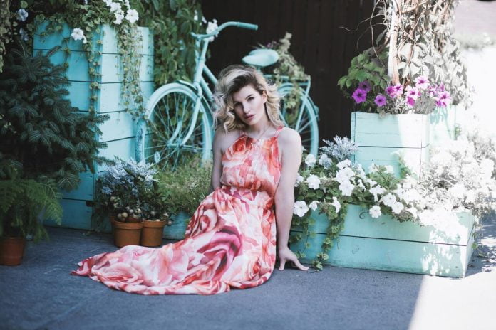Fii fermecătoare în această vară, alege rochii cu imprimeuri florale