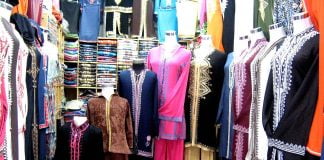 Caftanul marocan i-a inspirat pe creatorii de modă în acest an Caftanul marocan i-a inspirat pe creatorii de modă în acest an