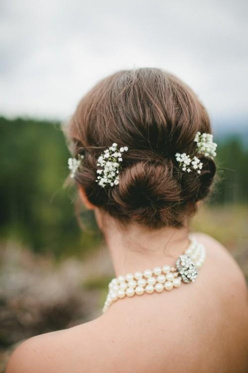 Coafur simplă cu flori albe în păr, Foto: es.weddbook.com