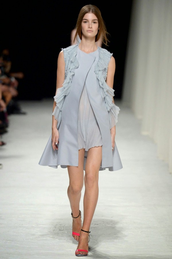 Mantou de vară asortat cu rochia, Foto: andreajanke-accessory.blogspot.ro