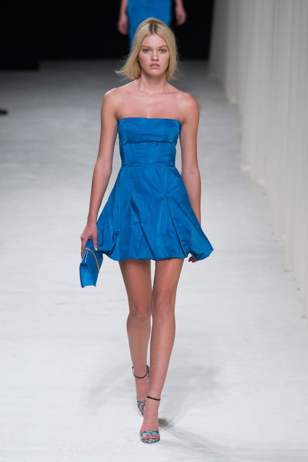 Moda în anul 2014, rochie scurtă albastru radiant, creație Nina Ricci, Foto: shorthairstyle2013.biz