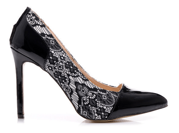 Pantofi eleganți cu dantelă neagră, Foto: czasnabuty.pl