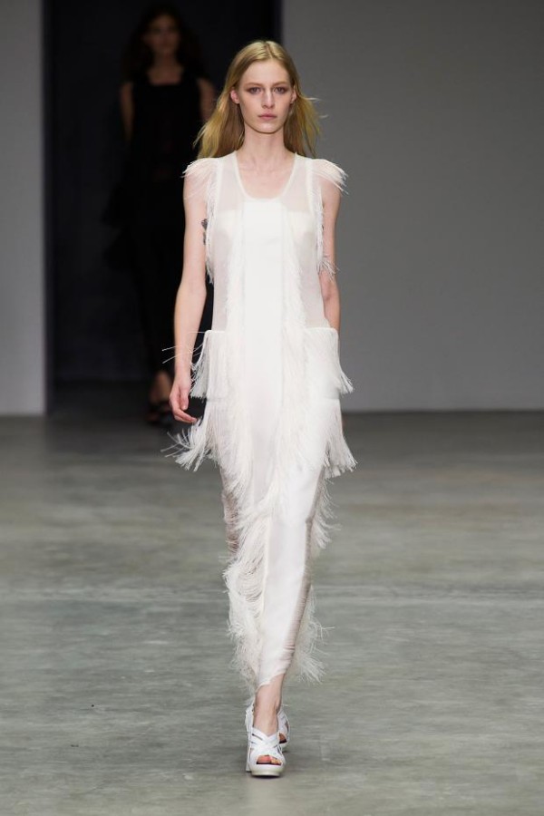 Rochie albă cu franjuri, creație de Calvin Klein, Foto: fashionising.com