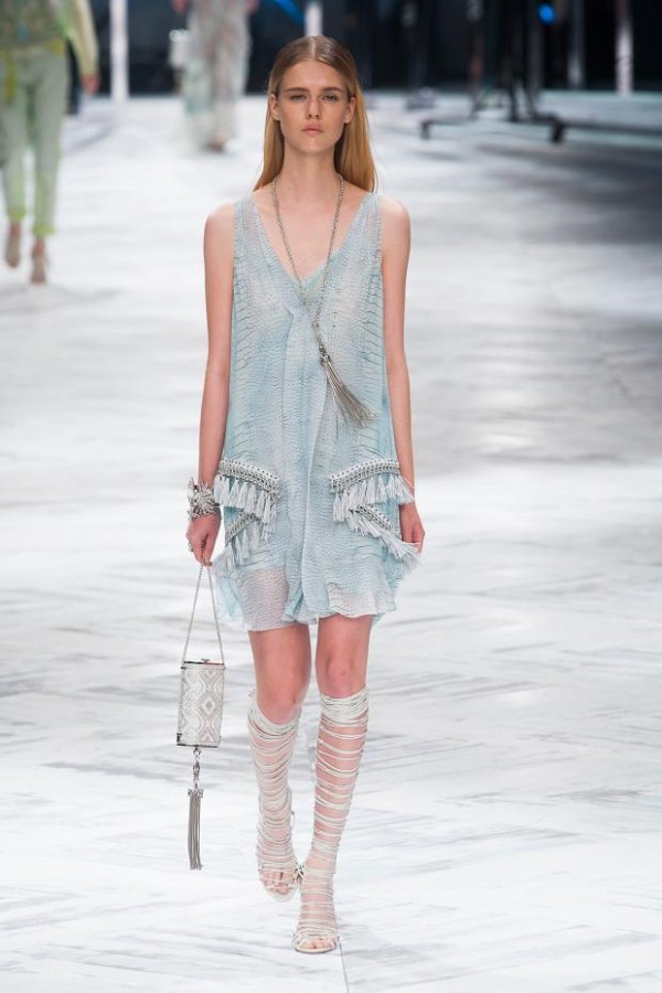 Rochie cu franjuri, colecția Roberto Cavalli, Foto: fashionising.com