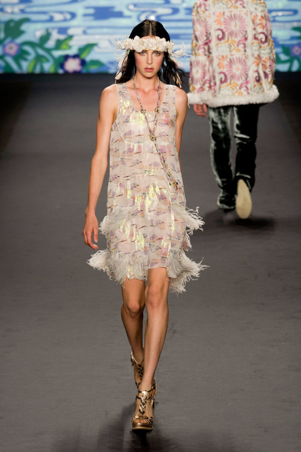 Rochie cu franjuri realizată de Anna Sui, Foto: fabsugar.com