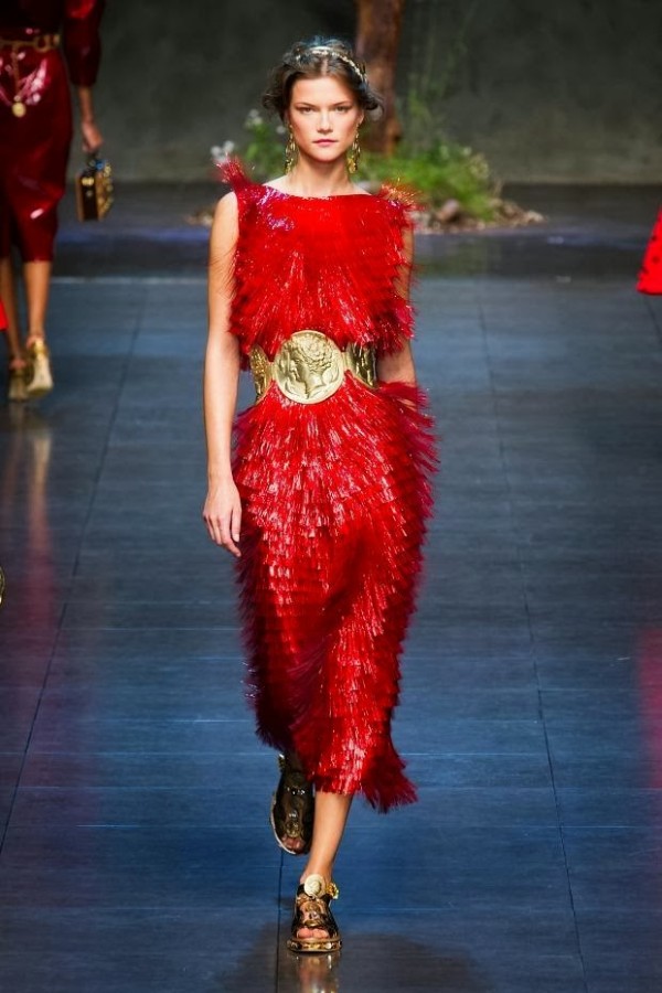 Rochie extravagantă cu franjuri, creație Dolce&Gabbana, Foto: ab81.blogspot.ro