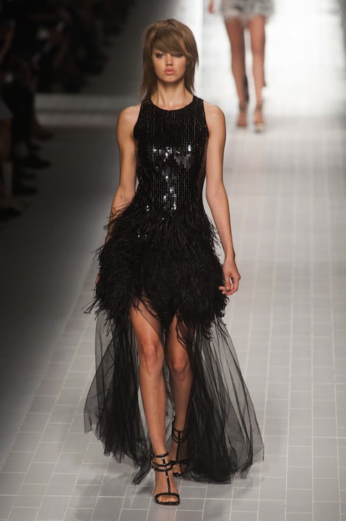 Rochie neagră cu franjuri Blumarine, Foto: thefashionspot.com