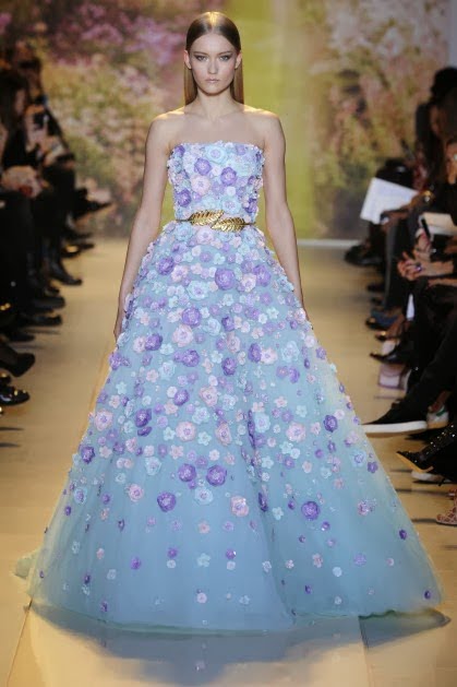 Rochie în albastru delicat cu flori aplicate ce creează un aspect romantic elegant, designer Zuhair Murad, Foto: kizillotesi.blogspot.com