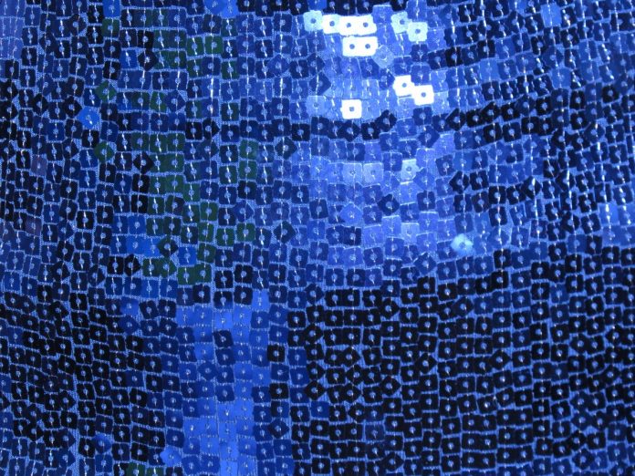 Texturile metalizate, un trend al verii în lumea modei