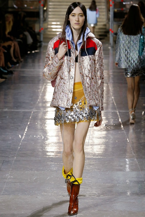 Haină de ploaie, Moda Miu Miu din toamna 2014, Foto: runwaynewss.blogspot.ro