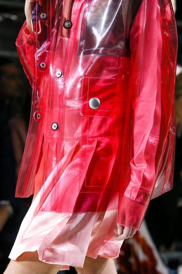 Haină de ploaie la modă în 2014, Foto: runwaynewss.blogspot.ro