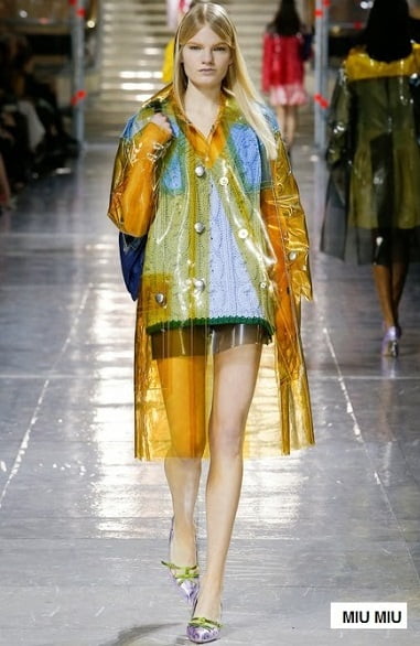 Haină de ploaie transparentă, colecția Miu Miu, Foto: fashionlabellust.blogspot.ro