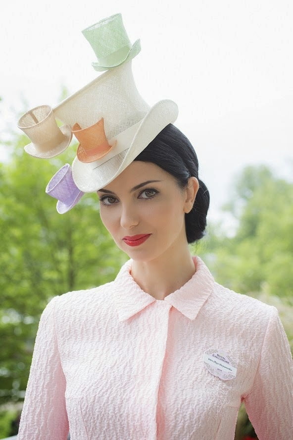 Olga Stephanenko are o pălărie cu cești de cafea și farfurioare, Foto: zaihuangeming.diandian.com