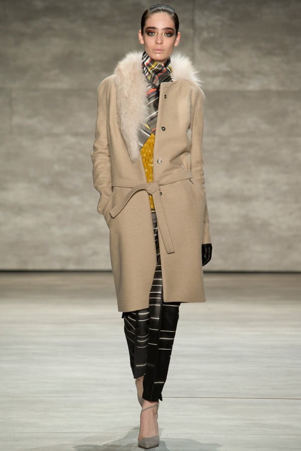 Palton de culoare bej nisip cu guler din blană, marca Bibhu Mohapatra, Foto: thebestfashionblog.com