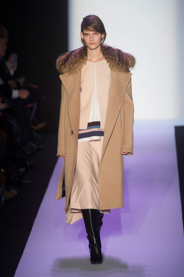 Palton elegant cu guler de blană marca BCBG Max Azria, Foto: popsugar.com
