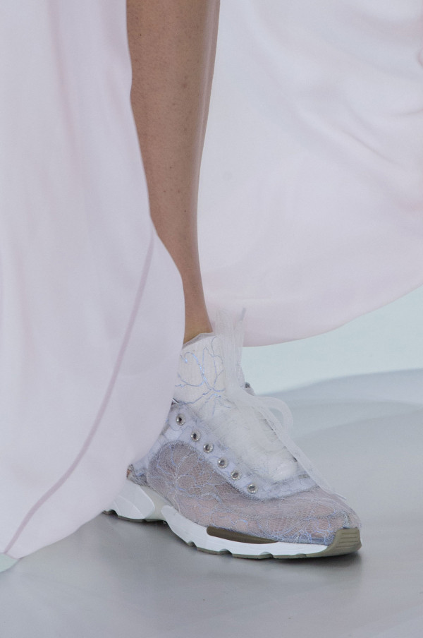 Pantofi sport din dantelă, marca Chanel, Foto: popsugar.co.uk