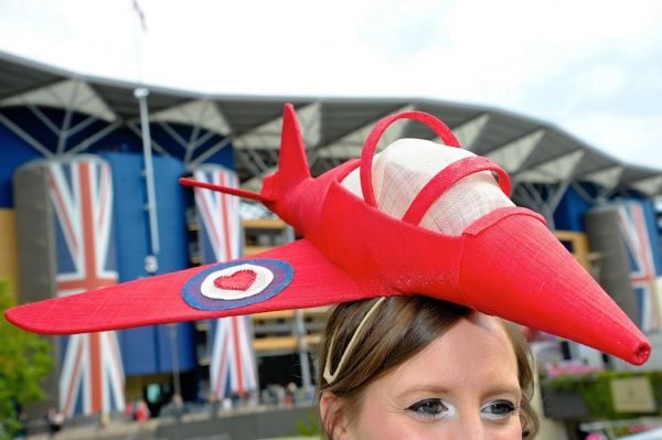 Pălarie în formă de avion, Foto: mirror.co.uk