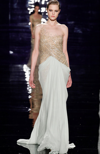 Rochie distinsă în alb și auriu, Foto: anazahra.com