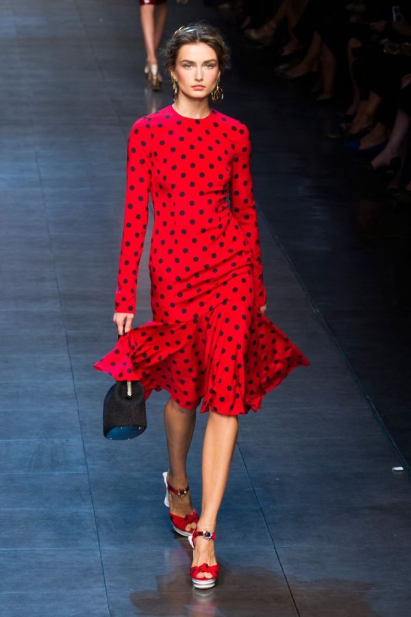 Rochie roșie cu buline, creație Dolce&Gabbana, Foto: media-cache-ak0.pinimg.com