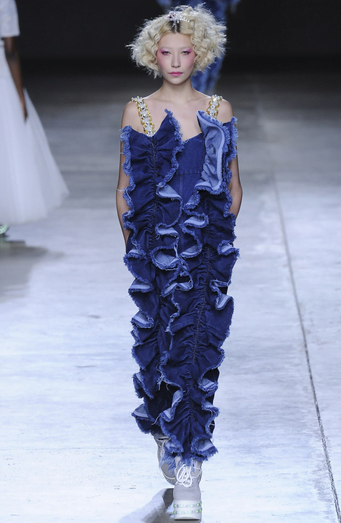 Salopetă denim modernă, Foto: ashish.co.uk