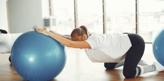 Exercițiu de relaxare pentru spate cu mingea de fitball