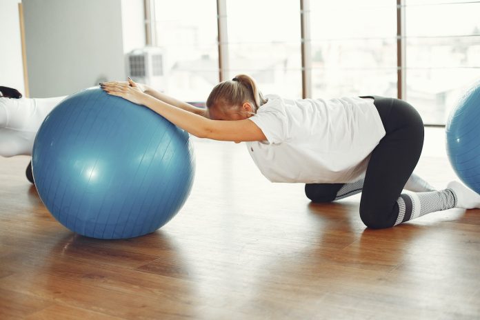 Exercițiu de relaxare pentru spate cu mingea de fitball Exercițiu de relaxare pentru spate cu mingea de fitball