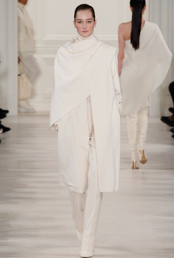 Pelerină albă modernă, Foto: fabfashionfix.com