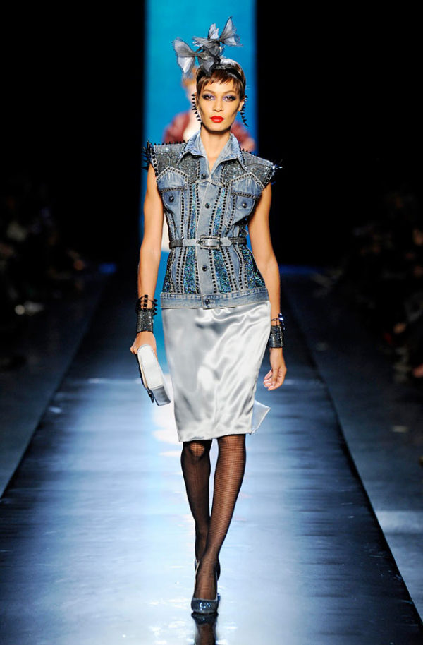 Bluză denim și fustă satin, colecția Jean Paul Gaultier, Foto: lilianpacce.com.br