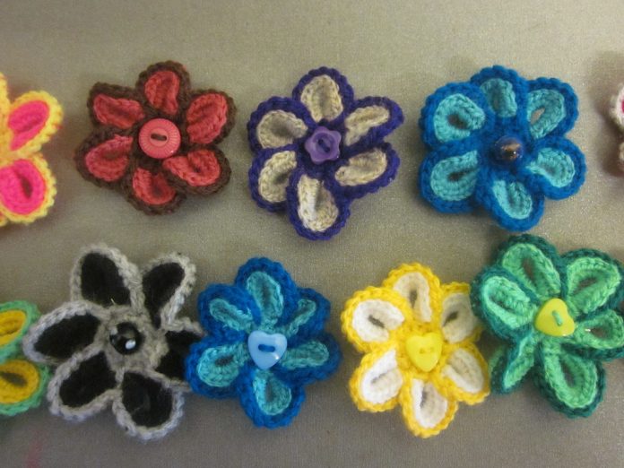 Broșele cu flori, o tendință extraordinară în toamna-iarna 2014-2015