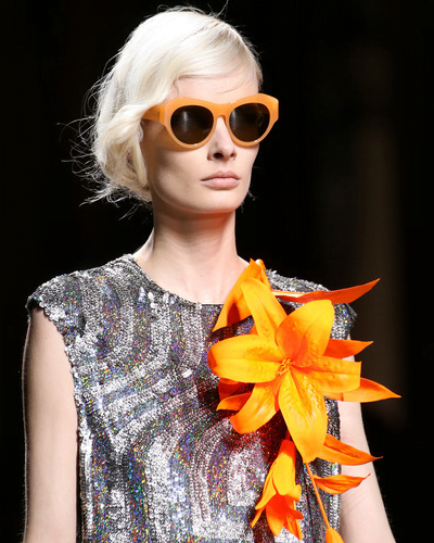 Broșă în formă de floare de crin, colecția Dries Van Noten, Foto: modaaddiction.wordpress.com