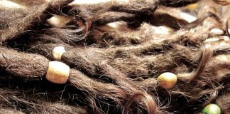 Dreadlock-urile sunt prezente în colecția de primăvară Moschino din anul 2015