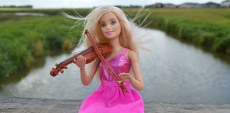 Colecția Barbie a comediantului Jeremy Scott