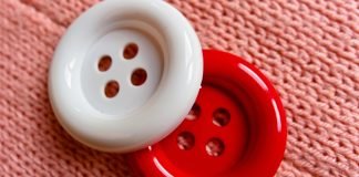 Vezi cele mai interesante modele de butoni la cămăși de bărbați pentru ținuta de Crăciun și Anul Nou