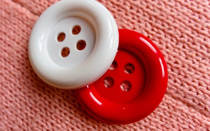 Vezi cele mai interesante modele de butoni la cămăși de bărbați pentru ținuta de Crăciun și Anul Nou