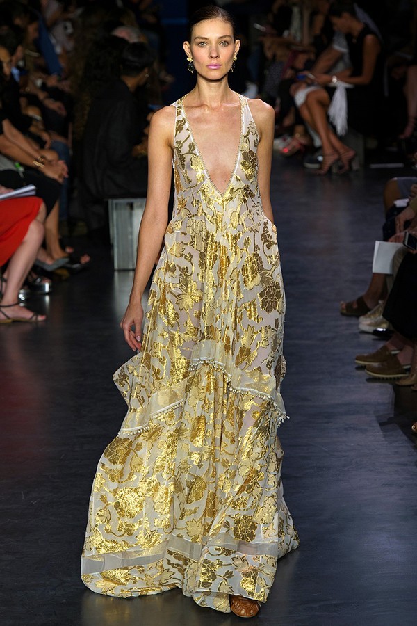 Rochie lungă cu decolteu, Foto: m.newsen.vn